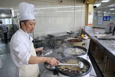 宁波大学食堂这次真的太懂学生了！4月21日，宁波大学主校区东区第一餐厅开展网红菜