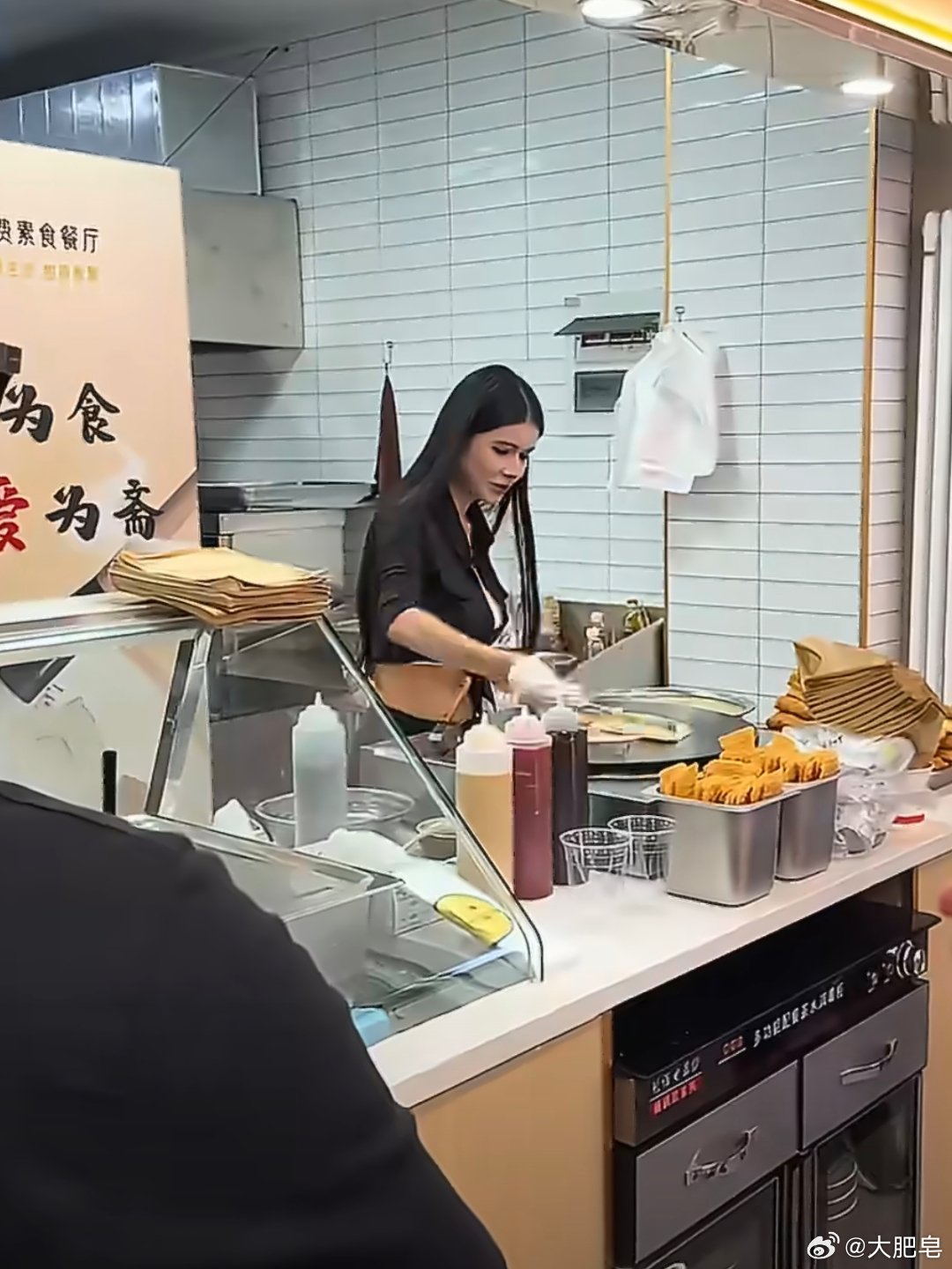 狗头萝莉素颜 好像她很懂得如何炒作和包装自己……而且很会玩循环，搞擦边煎饼，你要