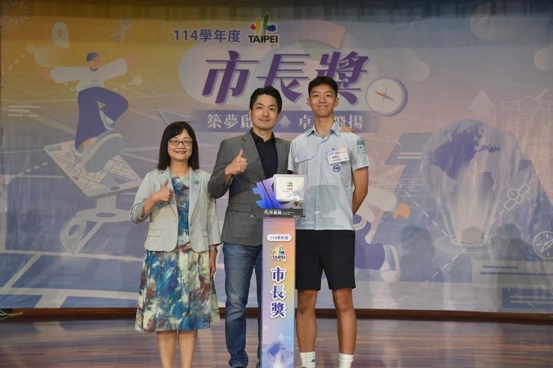 颁发市长奖给儿子　蒋万安骄傲：我是颁奖者也是家长

梅花新闻网 洪子苓/综合报道