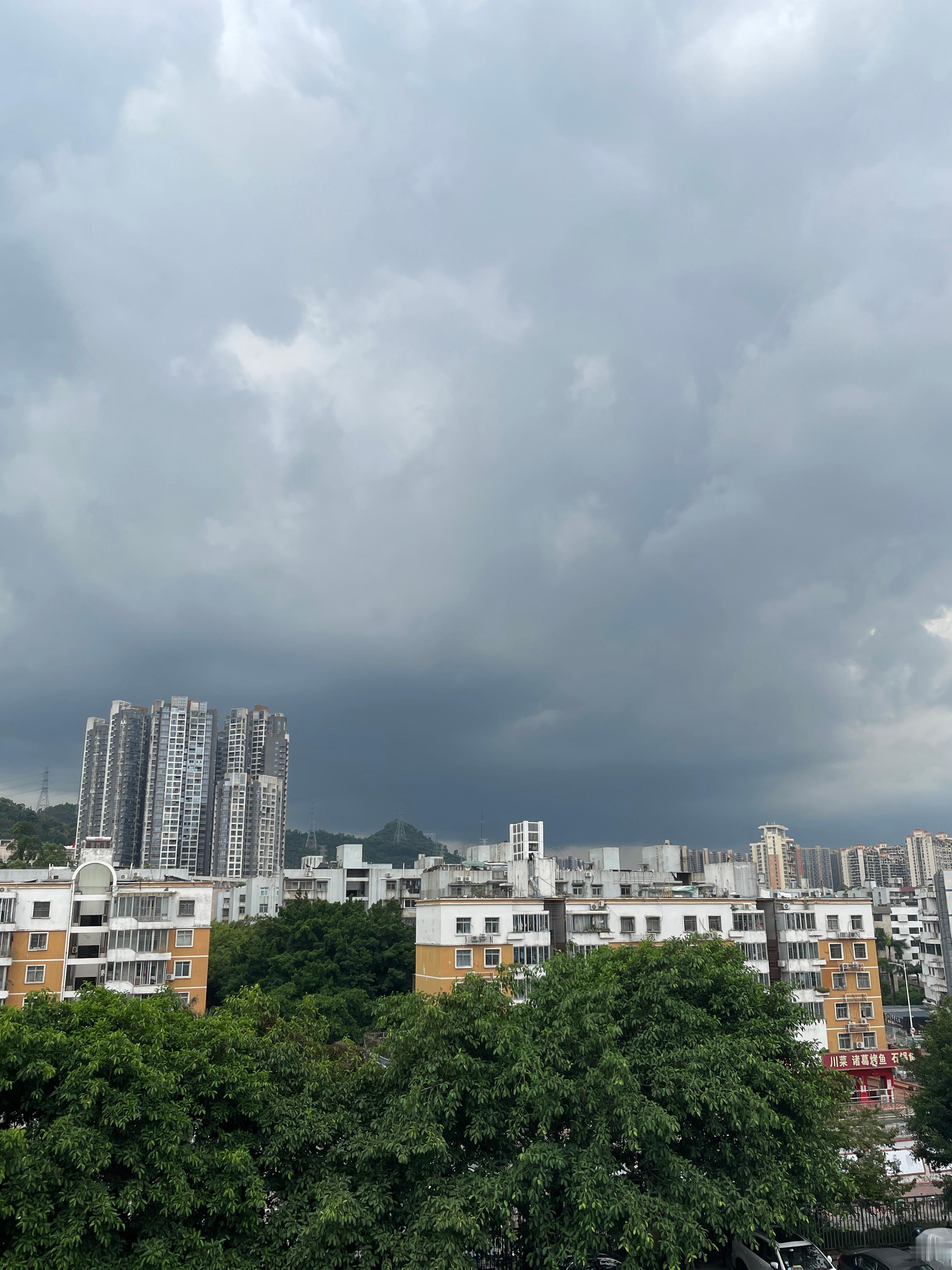 广州暴雨下了一阵，看这乌云飘过来的速度，深圳也要来场大的，可怜我早上刚洗的车。[
