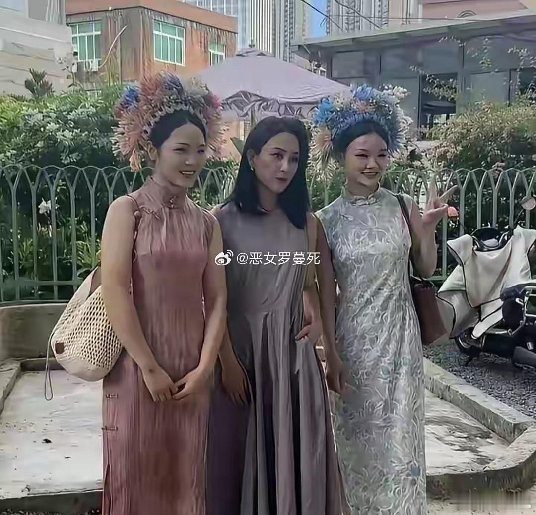 人家脸色都这么明显了，你们还凑上去合影 