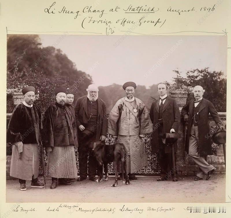 这张历史照片拍摄于 1896年8月 的英国哈特菲尔德庄园（Hatfield Ho
