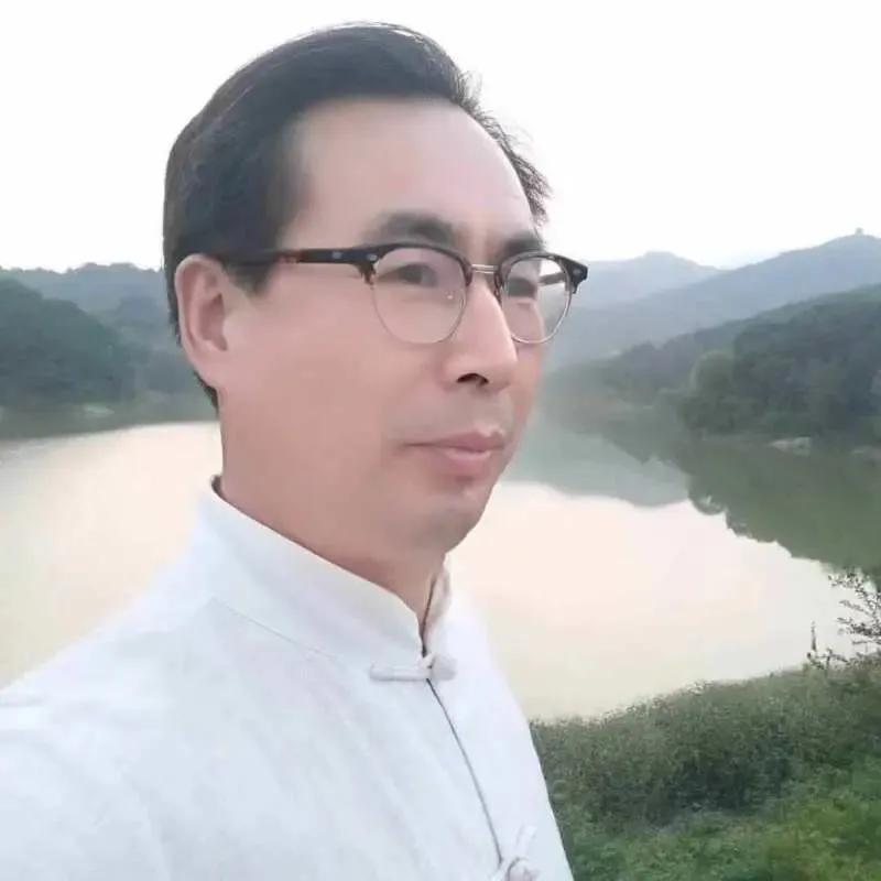 颜回境界
文｜孙玉良
箪食飘饮陋巷深
孔门独冠贤哉音
甘守清贫心自暖
抛却铜臭德