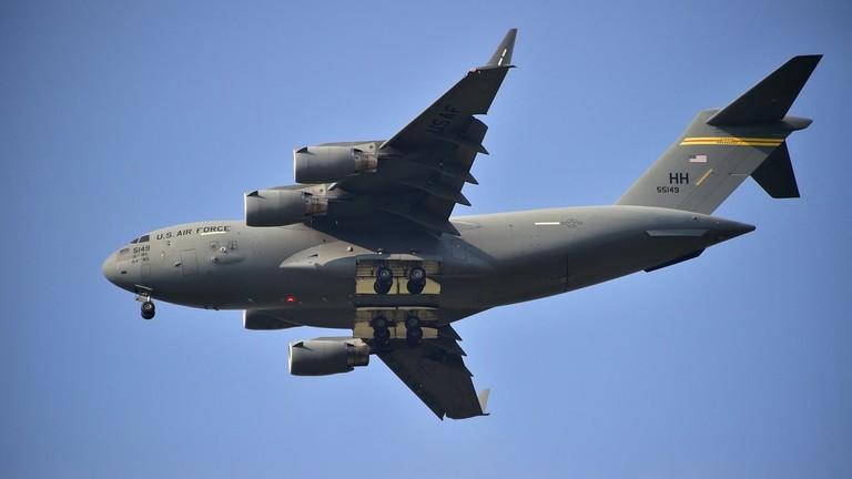 新闻快讯——英国《泰晤士报》消息——美军多架重型武装军机飞抵英国境内。
 
据悉