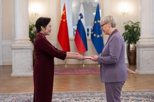 就在欧洲对华立场仍显微妙之际，一个面积不过两万平方公里的中欧小国，却在一场看似常