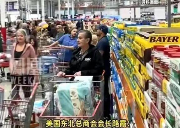 中美关税加码后，一位美籍华人说：别听人乱说，美国根本没人抢购中国货。超市商品琳琅