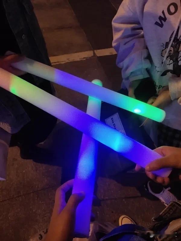 我觉得回关粉丝这事得看情况。我一直觉得粉丝关注是对自己的认可，在微信、抖音上，我