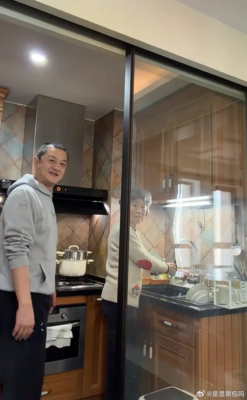 李亚鹏和妈妈过元宵节，住北京小房简朴，和83岁母亲相拥令人泪目！ 