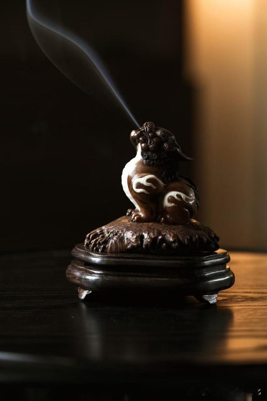 有些香炉，是安静的。
有些，一点火，就带着气势。

这一件鹿角香炉，更像一头醒着