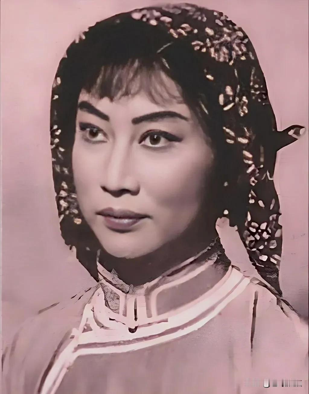 搜集了下信息，当年京剧舞台上“阿庆嫂”这一艺术形象竟有这么多的京剧名家扮演过：