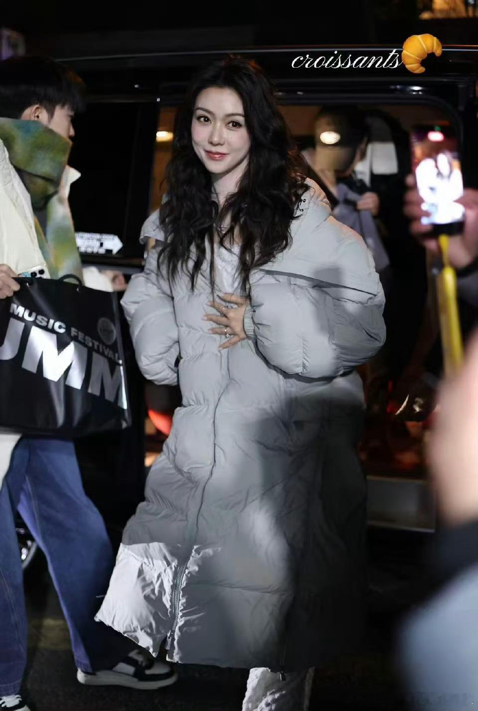 薛凯琪深夜春晚彩排明媚感薛凯琪深夜春晚彩排好绝，小卷毛配亮晶晶的眼睛超灵动，这状