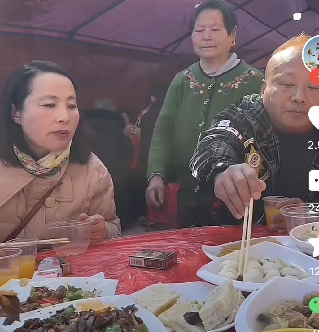 宴席上，觥筹交错间，戏剧性的一幕悄然上演。一位大妈眼神紧盯桌上香烟，趁众人不备，