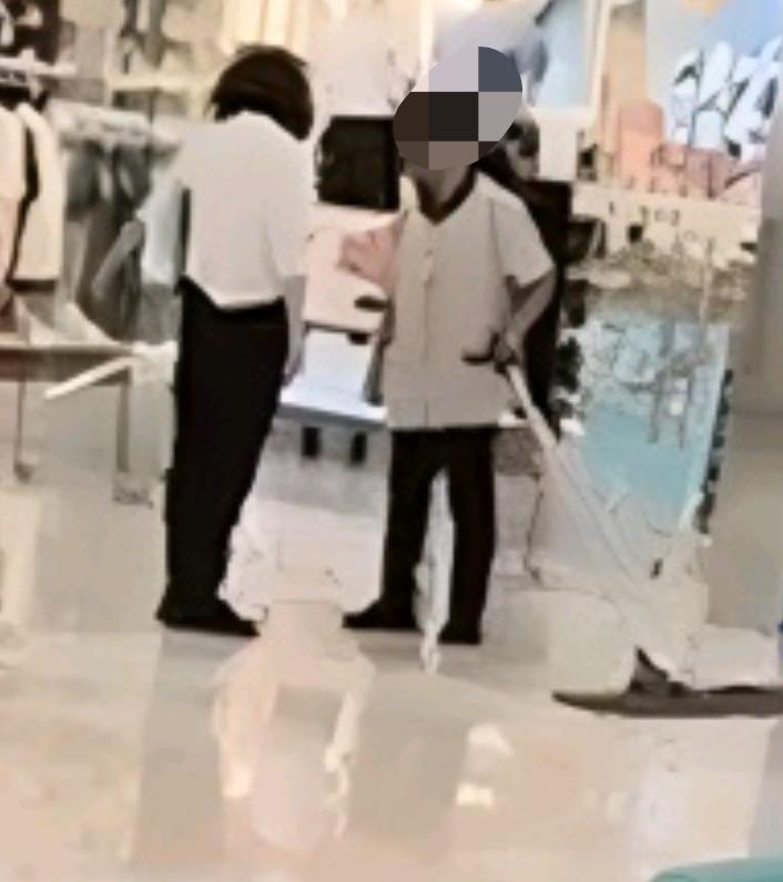 真的会被这种仗着一点小权力就肆意羞辱底层劳动者的人气到[发怒][发怒]。
 
拿