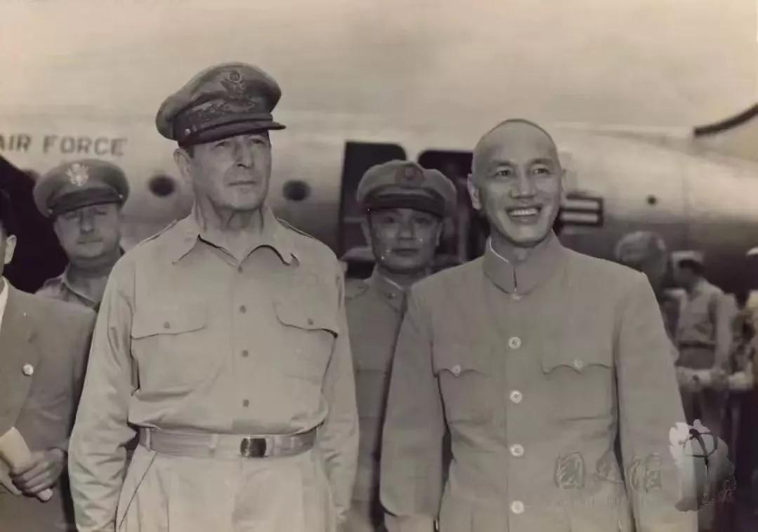 这是蒋校长1950年接见麦克阿瑟时的旧照。
蒋校长在照片中露出了久违的笑容,一副