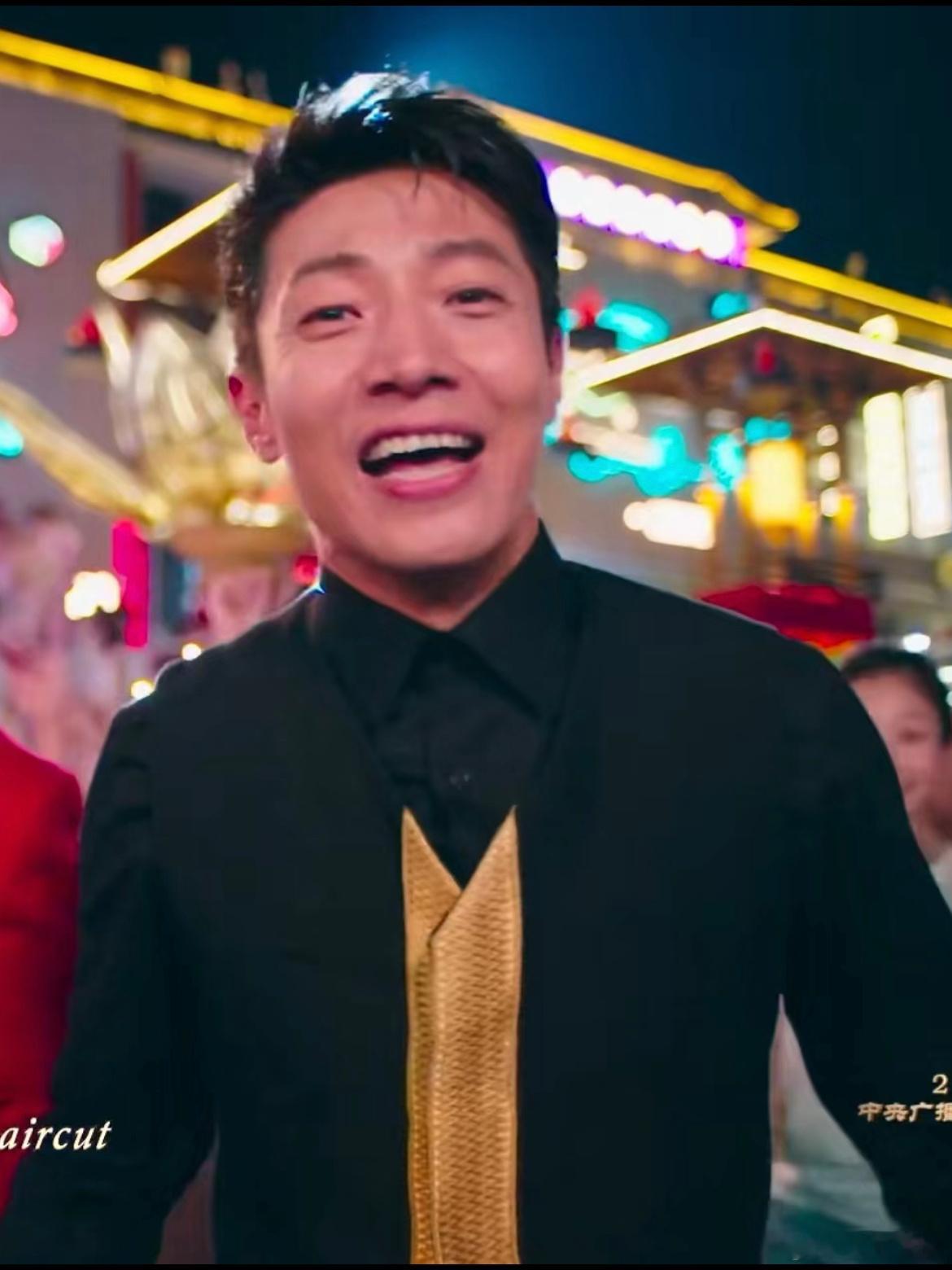 撒贝宁和何炅的金角大王和银角大王，领带可真配呢[doge] ​​​