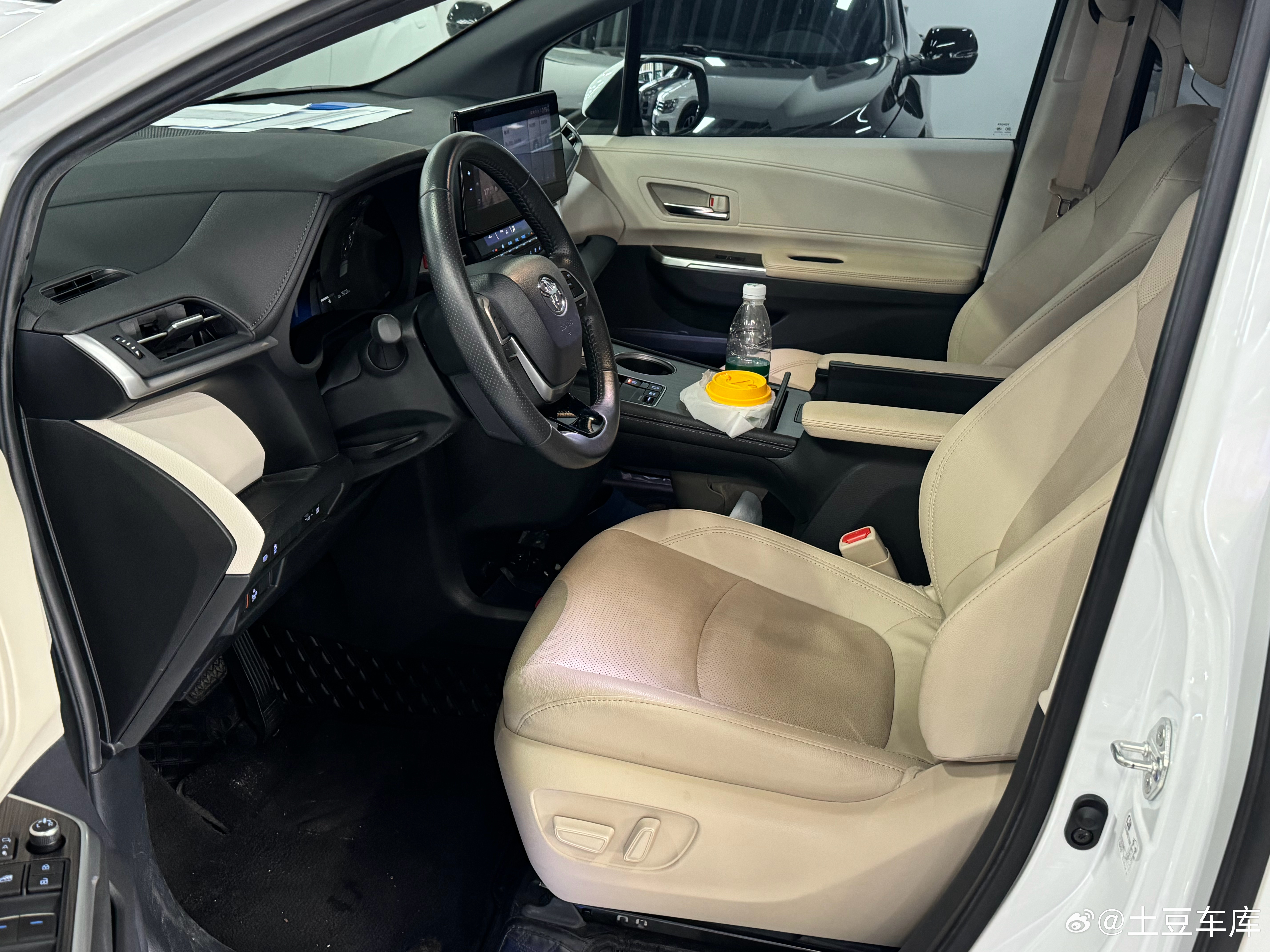 最新到店丰田塞纳 2.5混动至尊版次顶配 2022年上牌 3.9万公里两个面补漆