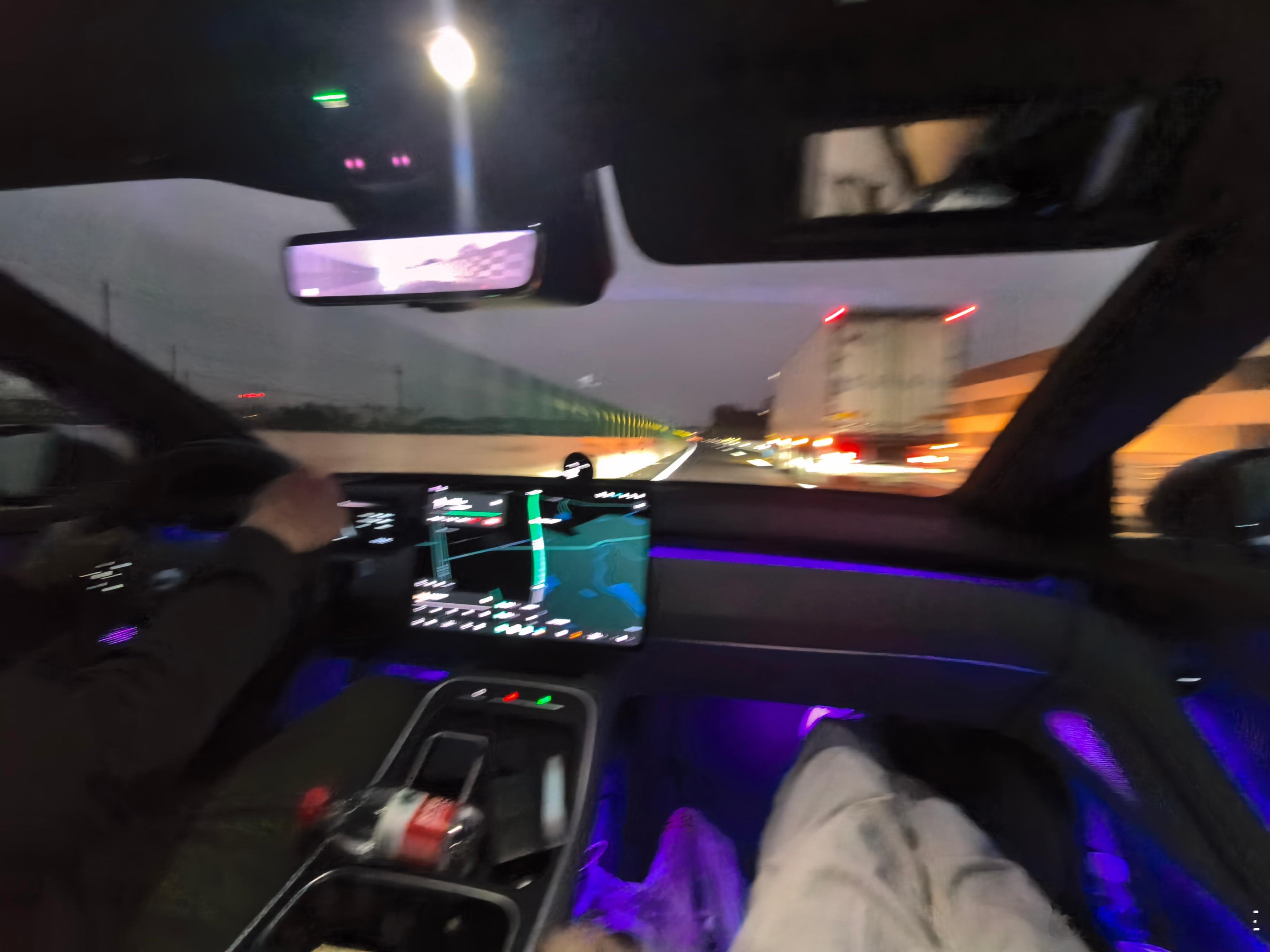 车上有化妆镜的最大好处就是，主驾专心开车，我可以在副驾打开化妆镜臭美，瞬间不无聊