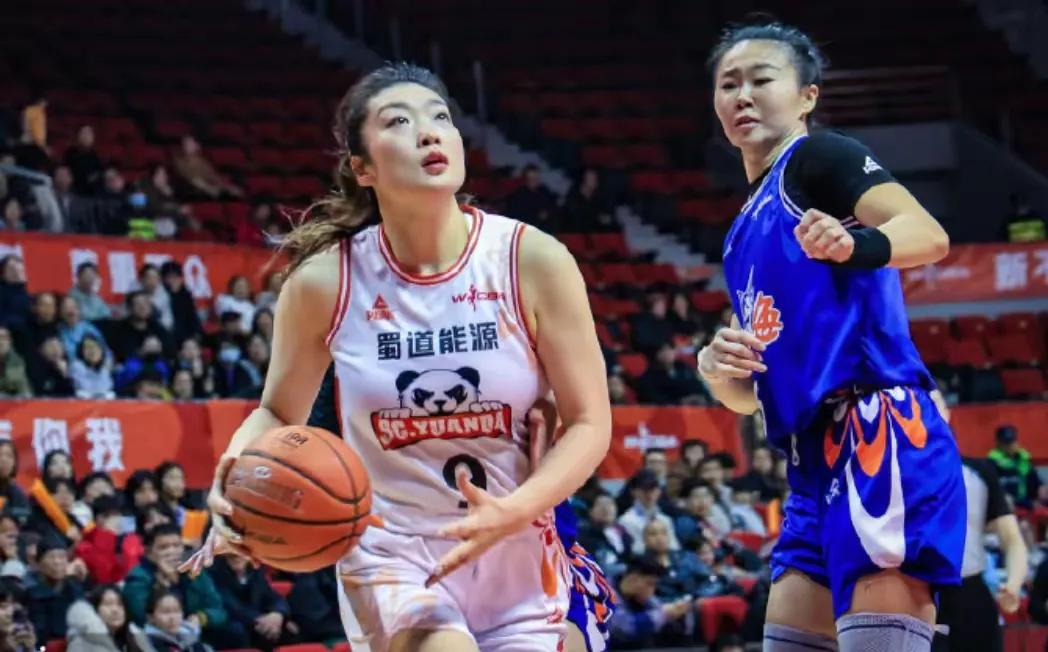 中国篮协怎么就像一只无头的苍蝇乱蹦乱闯？
中国篮协所属的男女篮真是怪事百出。先是