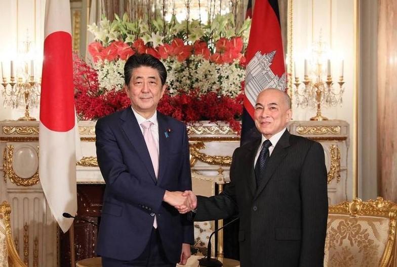 （日本讯）日本首相安倍晋三会见西哈莫尼国王时表示，日本将继续全力支持柬埔寨取得更