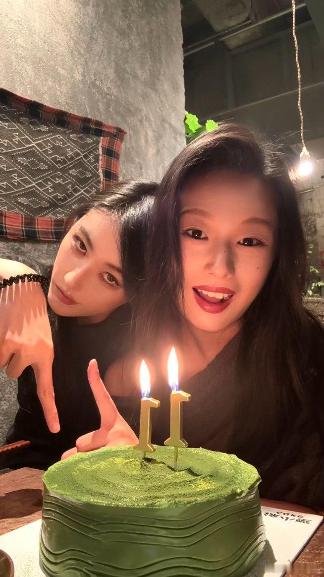 突然发现我们每次纪念日都点一个雷霆大绿蛋糕……11年快乐咯～[女孩儿] ​​​
