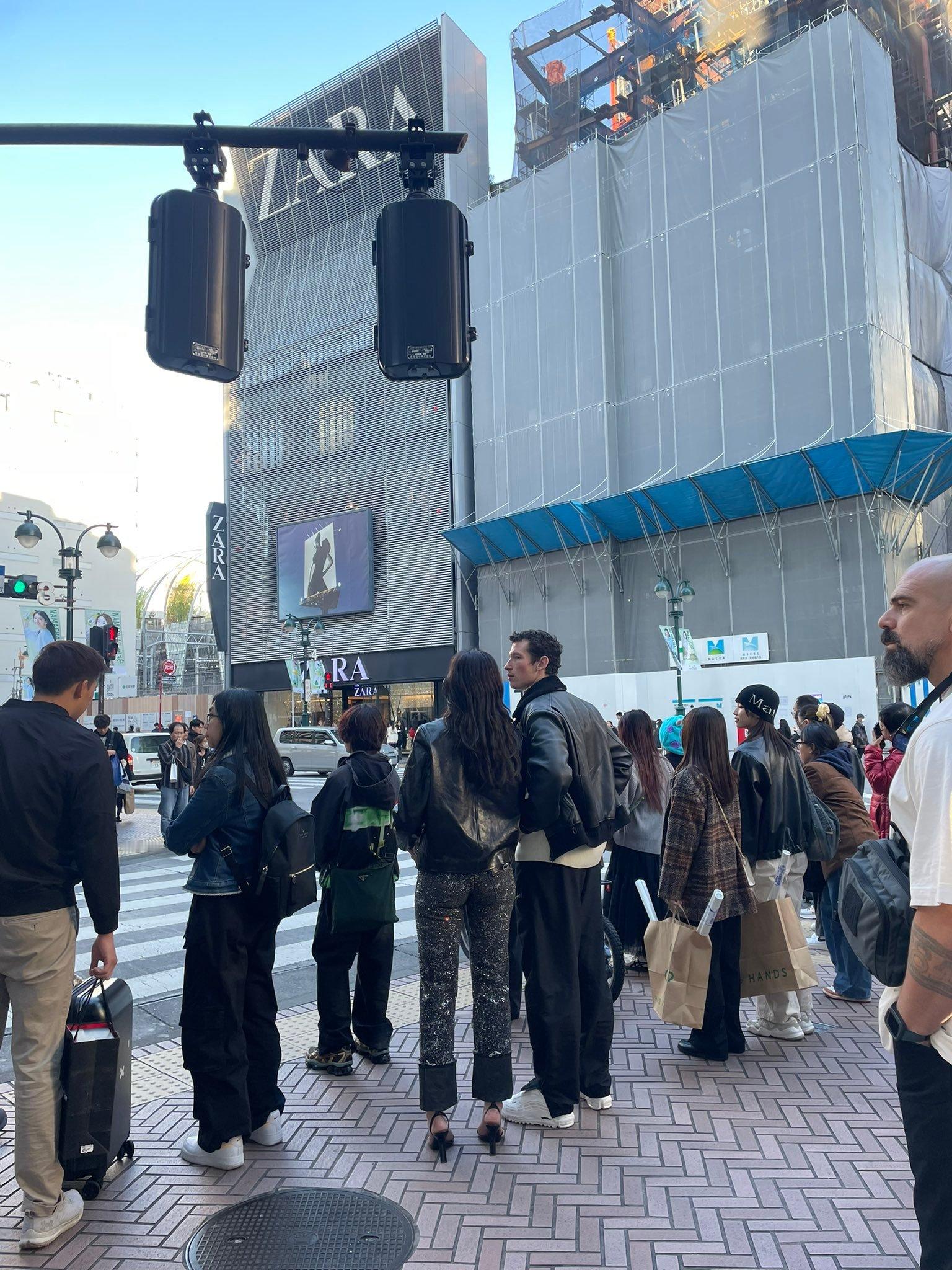 网友在东京街头偶遇啪姐卡哥 