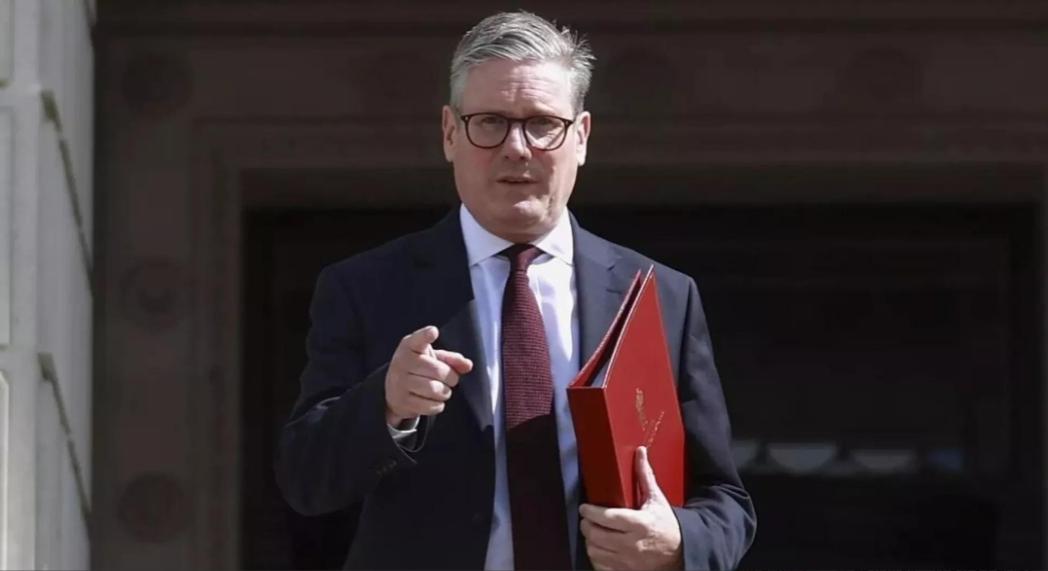 近十年的英国政坛，堪称全球政坛一大奇观，首相频繁更迭、轮番下台，几乎没人能稳稳坐