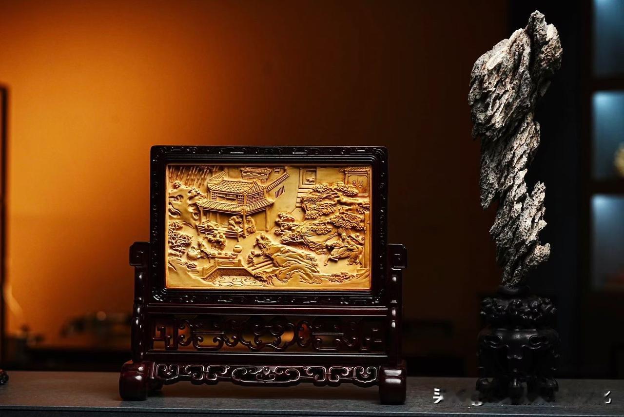 山水有情，人物有趣。

猛犸《王安石游褒禅山记》插屏，以通景式构图将山林、人物与