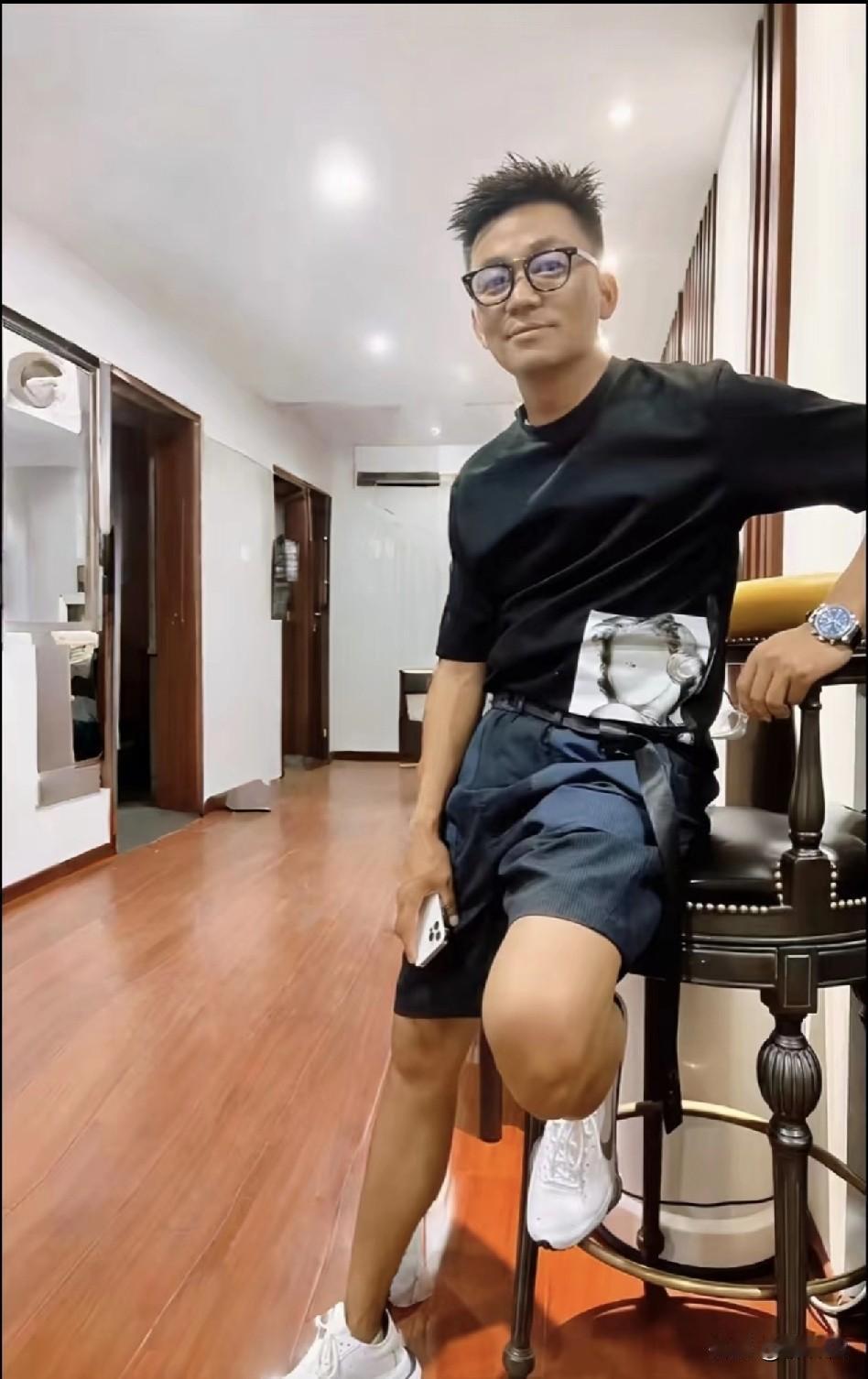 王宝强总在大家看不见的地方搞这么帅，肤色变白了，眼角下垂的迹象减轻，整体面容更显