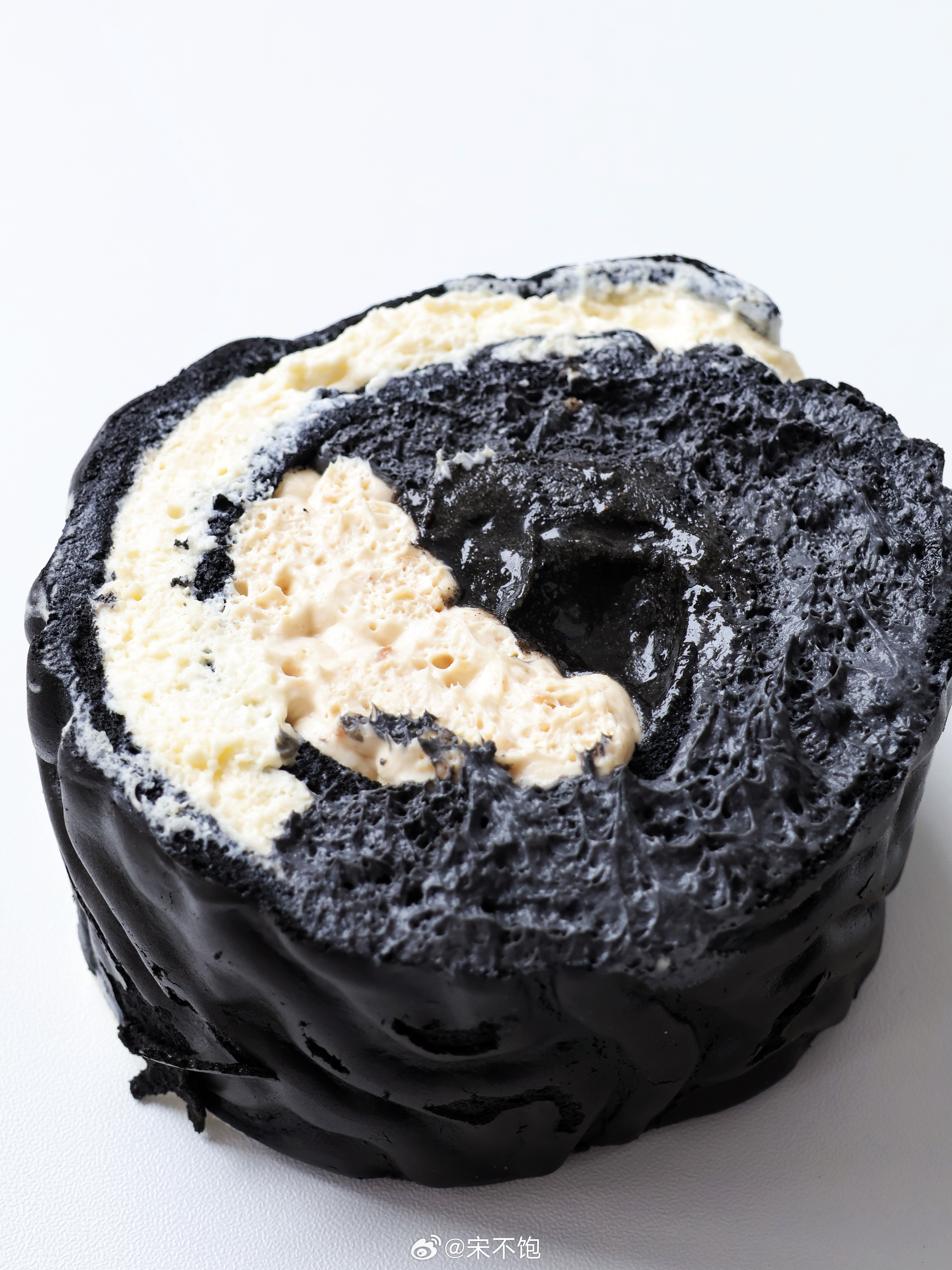黑虎皮卷重磅登场✨黑芝麻奶酱+爆浆黑芝麻奶酥叠加豆乳奶酱×花生奶酱四层浓郁内馅，