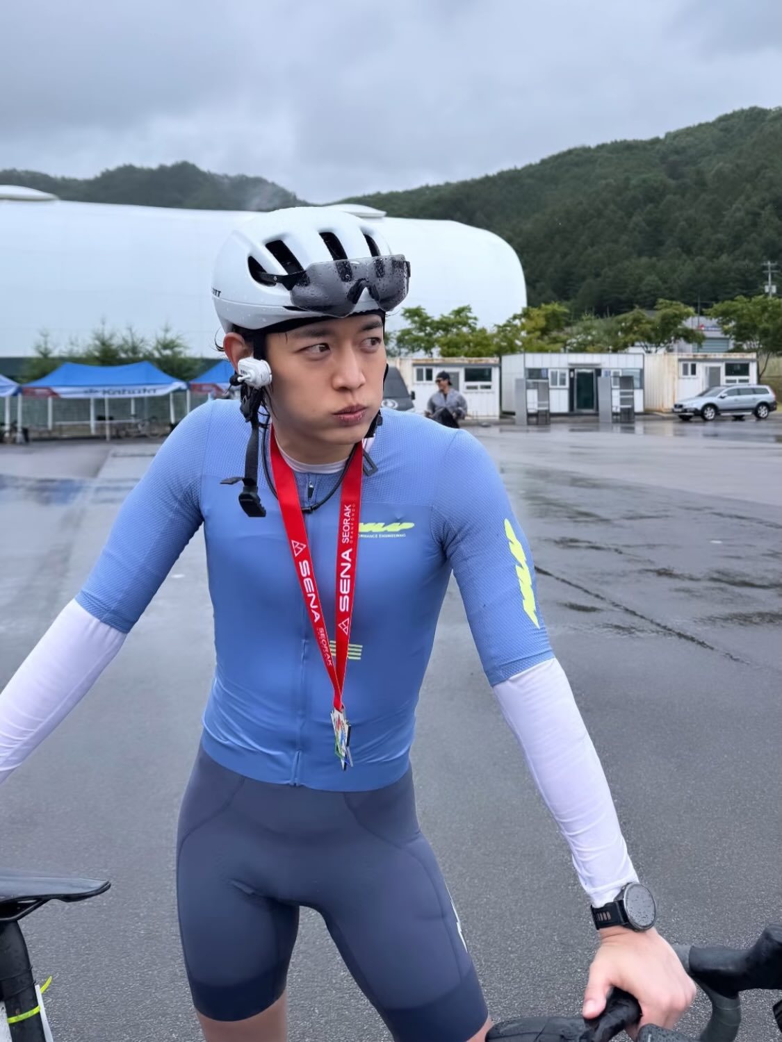 珉豪真的参加自行车大赛了🚴♂️ 