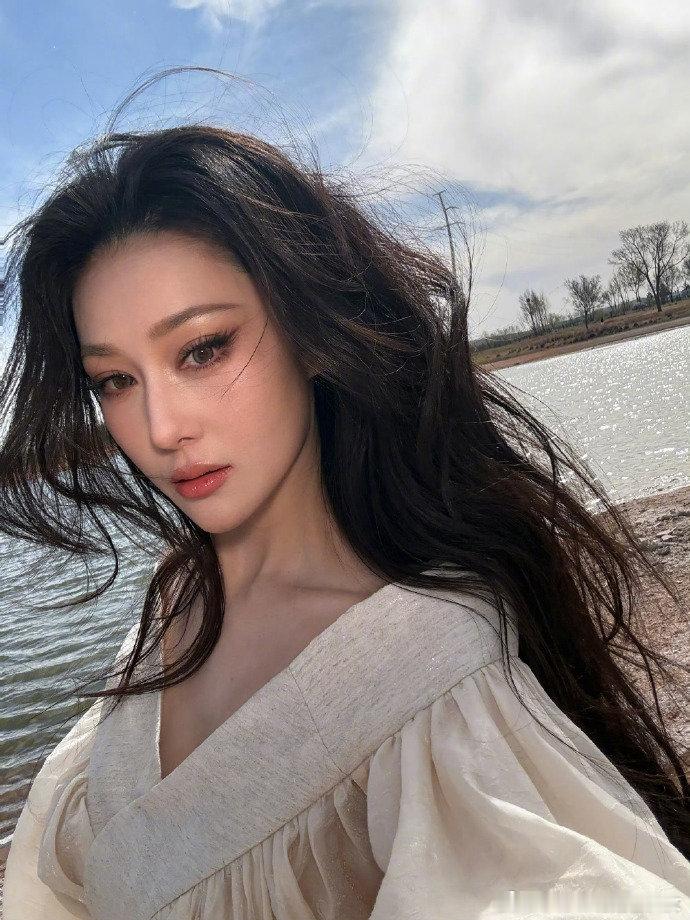 张馨予劝孔雪儿勇敢表白喜欢你我也是 孔雪儿坦言自己被动，从不主动出击。张馨予反手