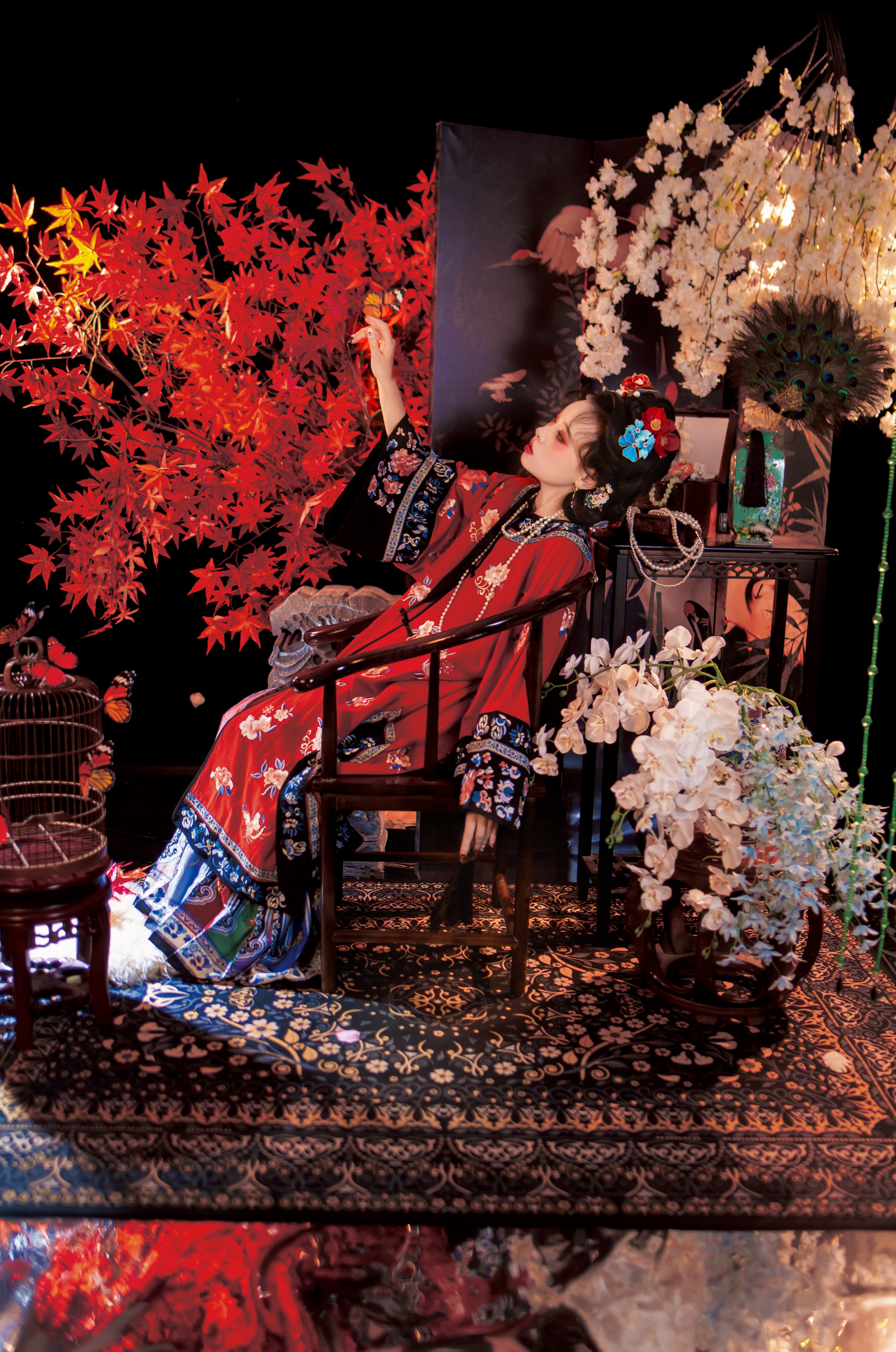 客片｜古风写真为小姐姐拍的红色​清汉女，头饰搭配了仿点翠绒花。宿命感太美了！！#