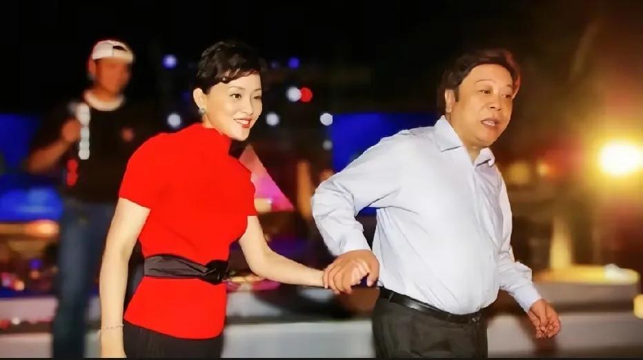 杨澜和赵忠祥当年在《正大综艺》里搭档，是亦师亦友，赵忠祥带着刚出道的杨澜稳控全场