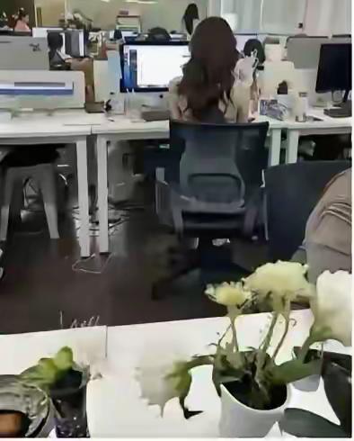 我长得又不帅，为何公司一位美女同事总是给我发她的火辣照片呢？每次这位美女同事把她