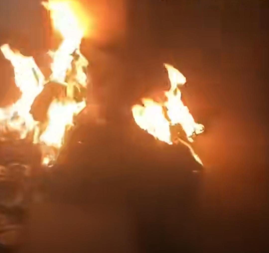 离谱！离婚后仍同住，
男子点火烧衣泄愤还倒打一耙，
事情发生在2025-12-1