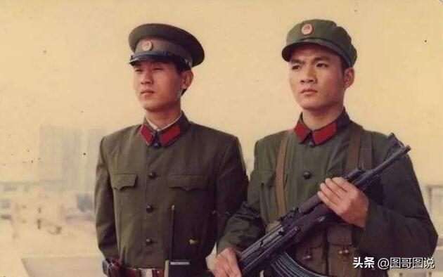 五十年代，两名公安军战士正在执勤，可是为什么一名战士佩戴解放帽，另一名战士却是大