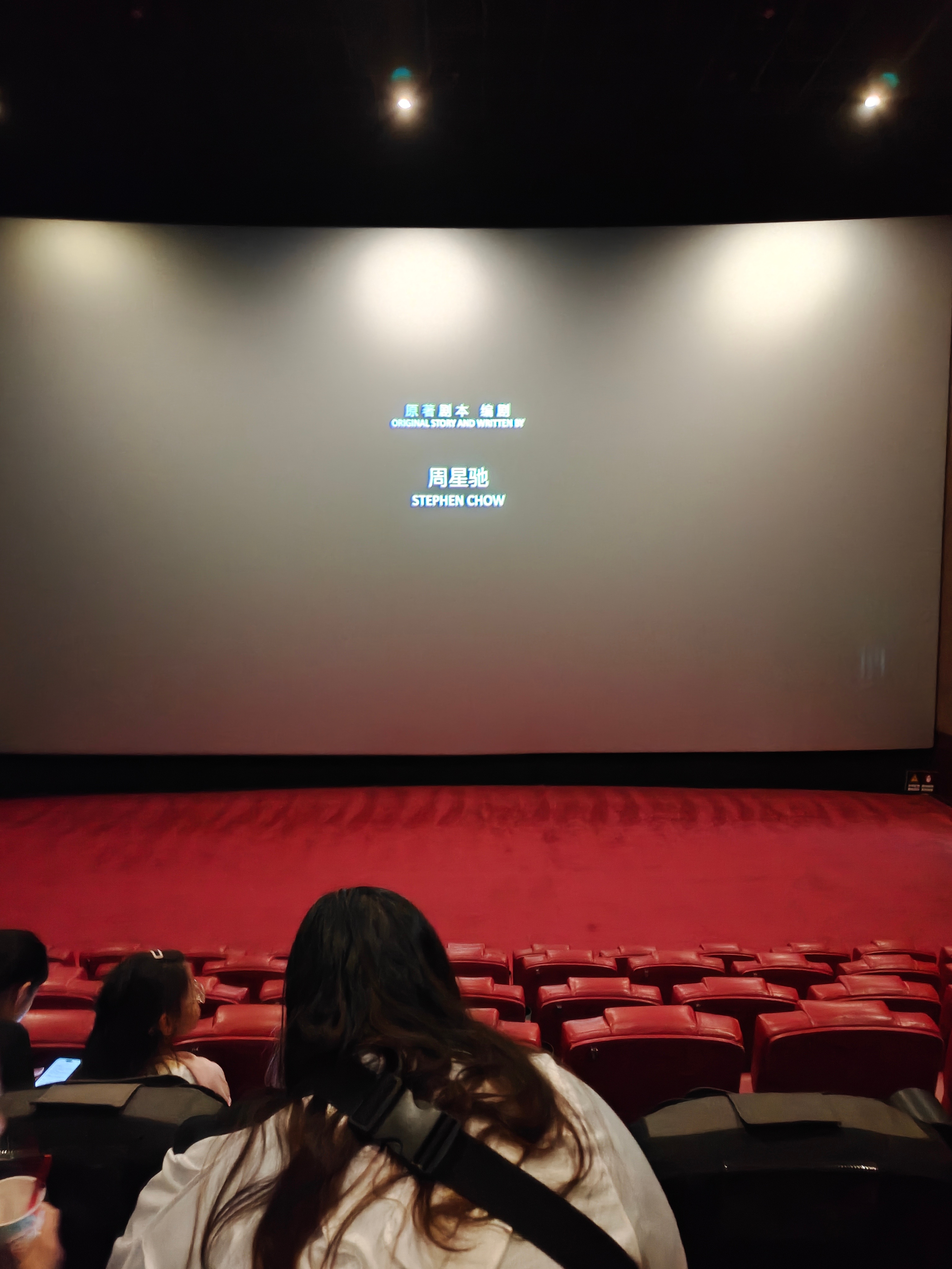 周星驰叫迪丽热巴巴爷，叫的一点也没毛病，今天去电影院看了《功夫女足》，第一次看迪