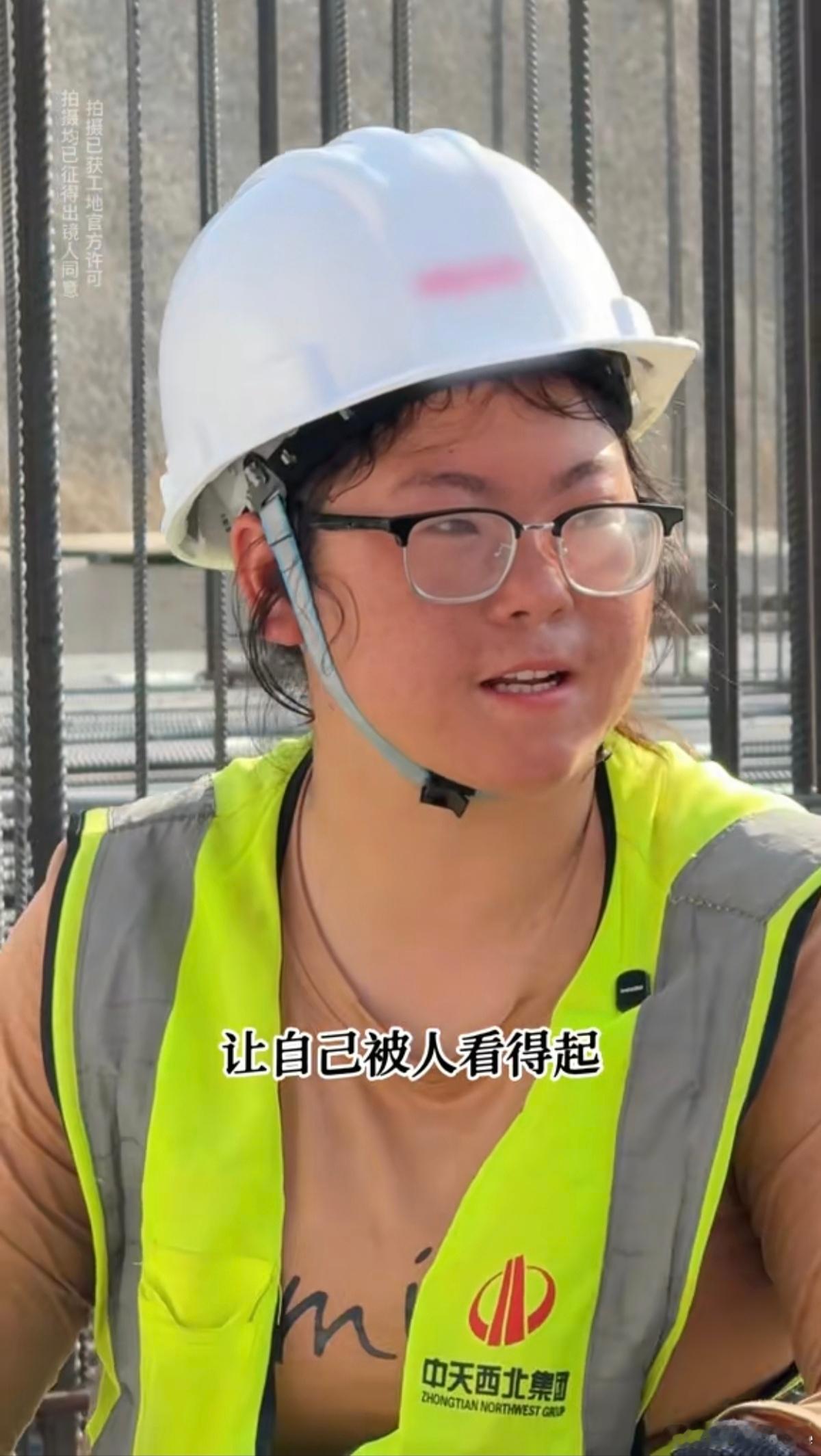 吴克群给西安00后工地女孩送手机看到吴克群给西安某工地工人送礼物，还请大家一起吃
