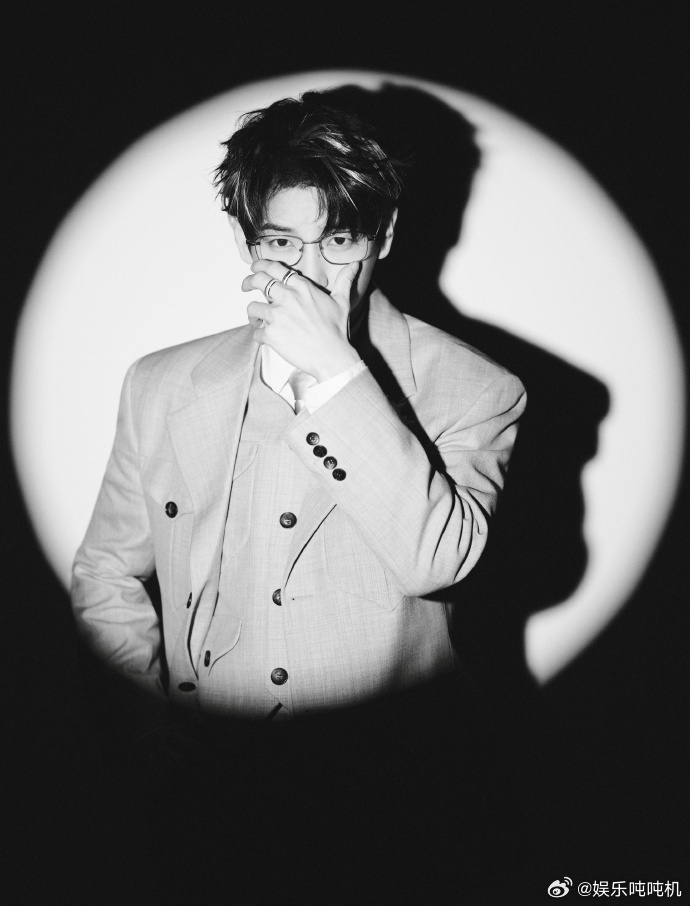 彭昱畅金丝眼镜彭昱畅这身造型的化学反应太神奇了！成熟与稚气碰撞出独特的时尚感。 