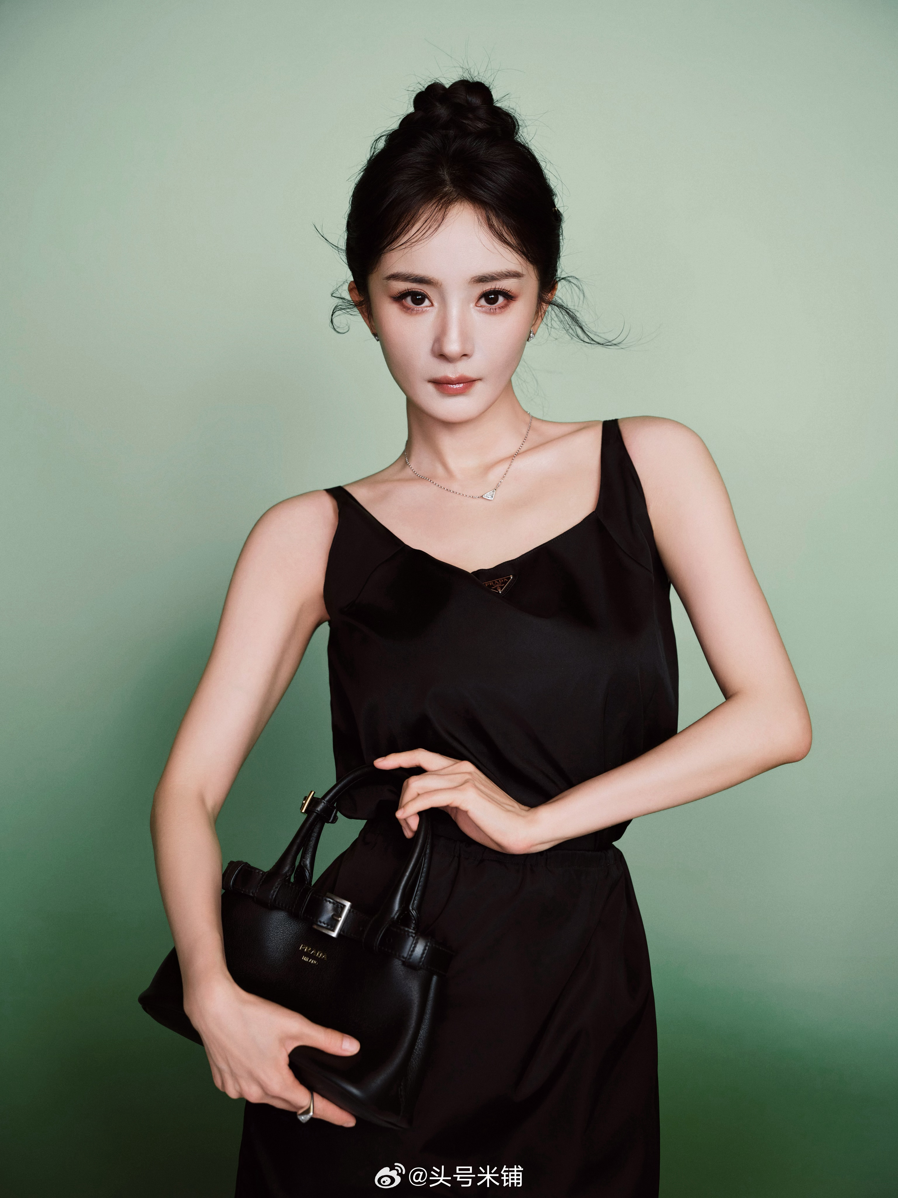 杨幂杨幂李沁欧阳娣娣合照PRADA女王超美的！杨幂 杨幂李沁欧阳娣娣合照