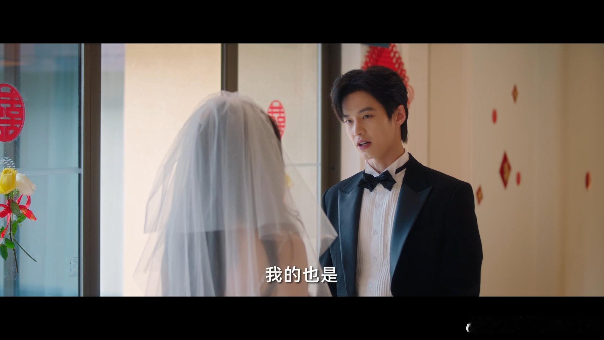 暮暮朝朝新婚多年长跑终于等来这一天，靳朝姜暮紧紧牵住的手就没松开过。不需要盛大排