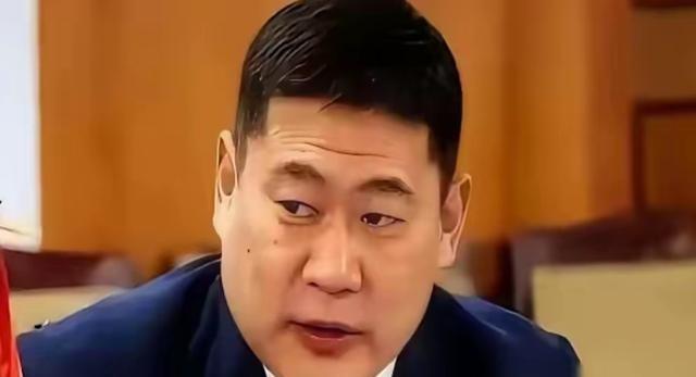 你去蒙古国待几天就会发现一个特别拧巴的现象。乌兰巴托街头的年轻人，曾嘴上骂着中国