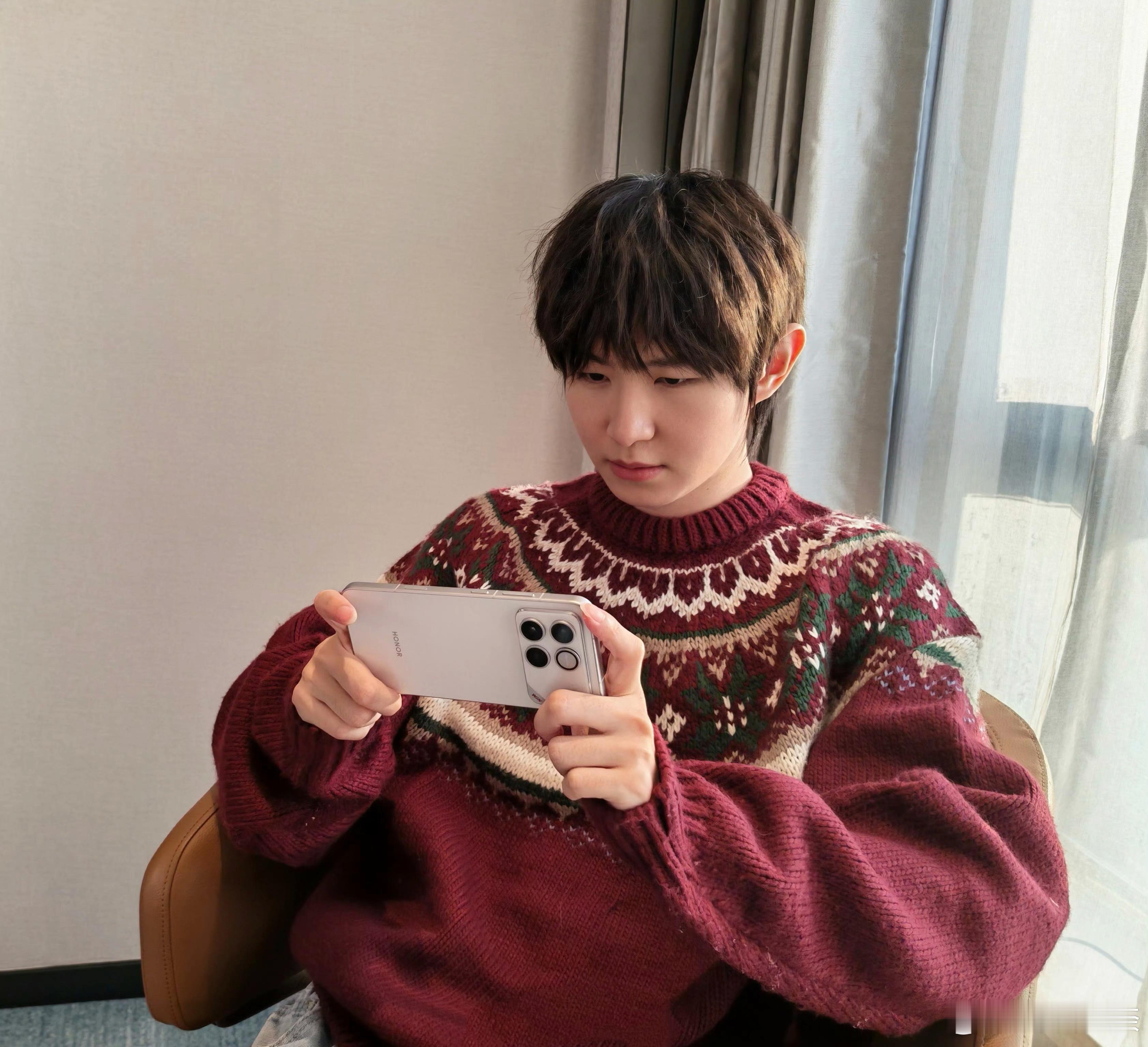 荣耀WIN真机上手图来了，这颜值满分10分能给打几分呢？新机来了