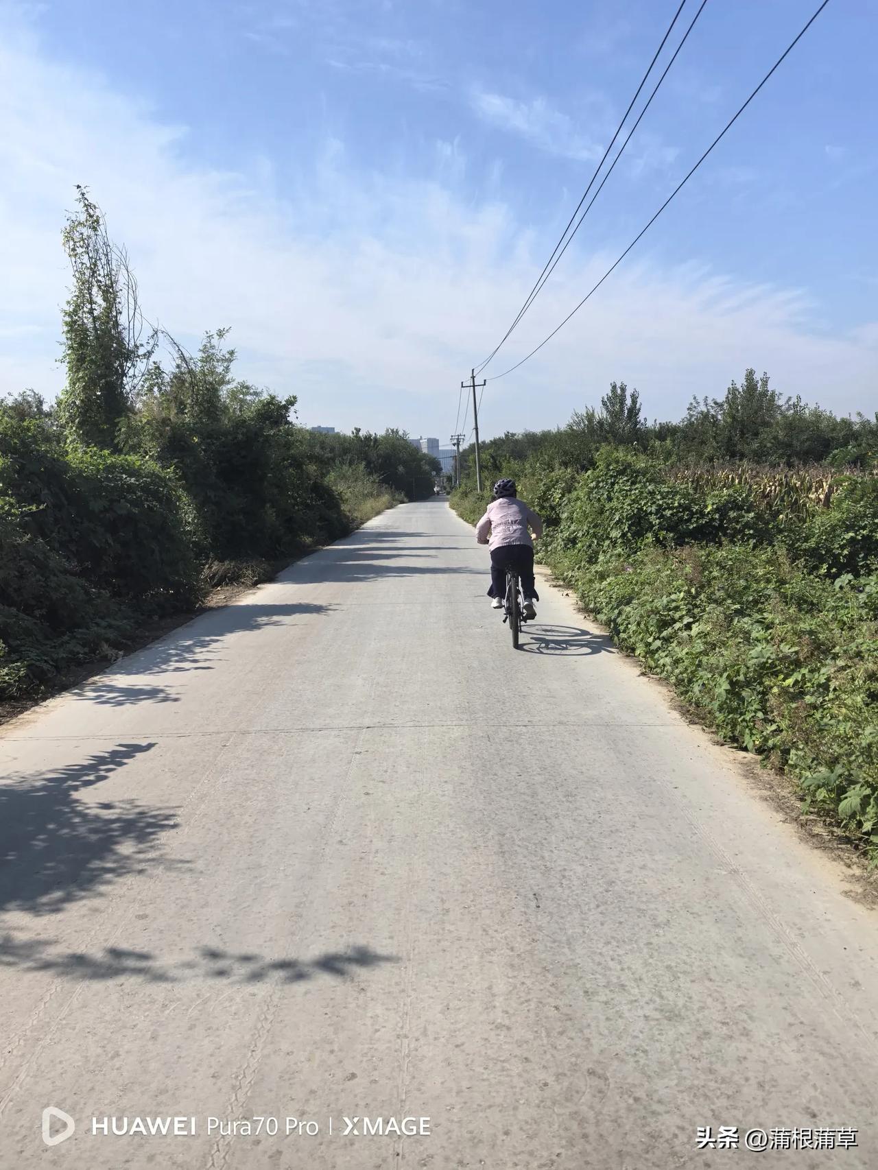 昨天骑行换了一条路线，从迎宾大道一路往北，再沿新华西路向西，一直到铁路，前面是围
