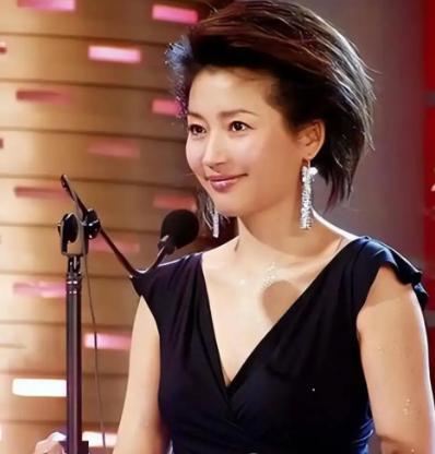 1996年，王小丫和大学老师吕成功结婚了。婚后，吕成功下海经商，王小丫前往北京发