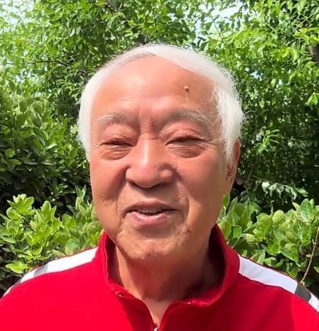牛群裸捐全部财产 牛群冯巩的相声陪伴了一代又一代人成长，二人的相声已经成为天花板