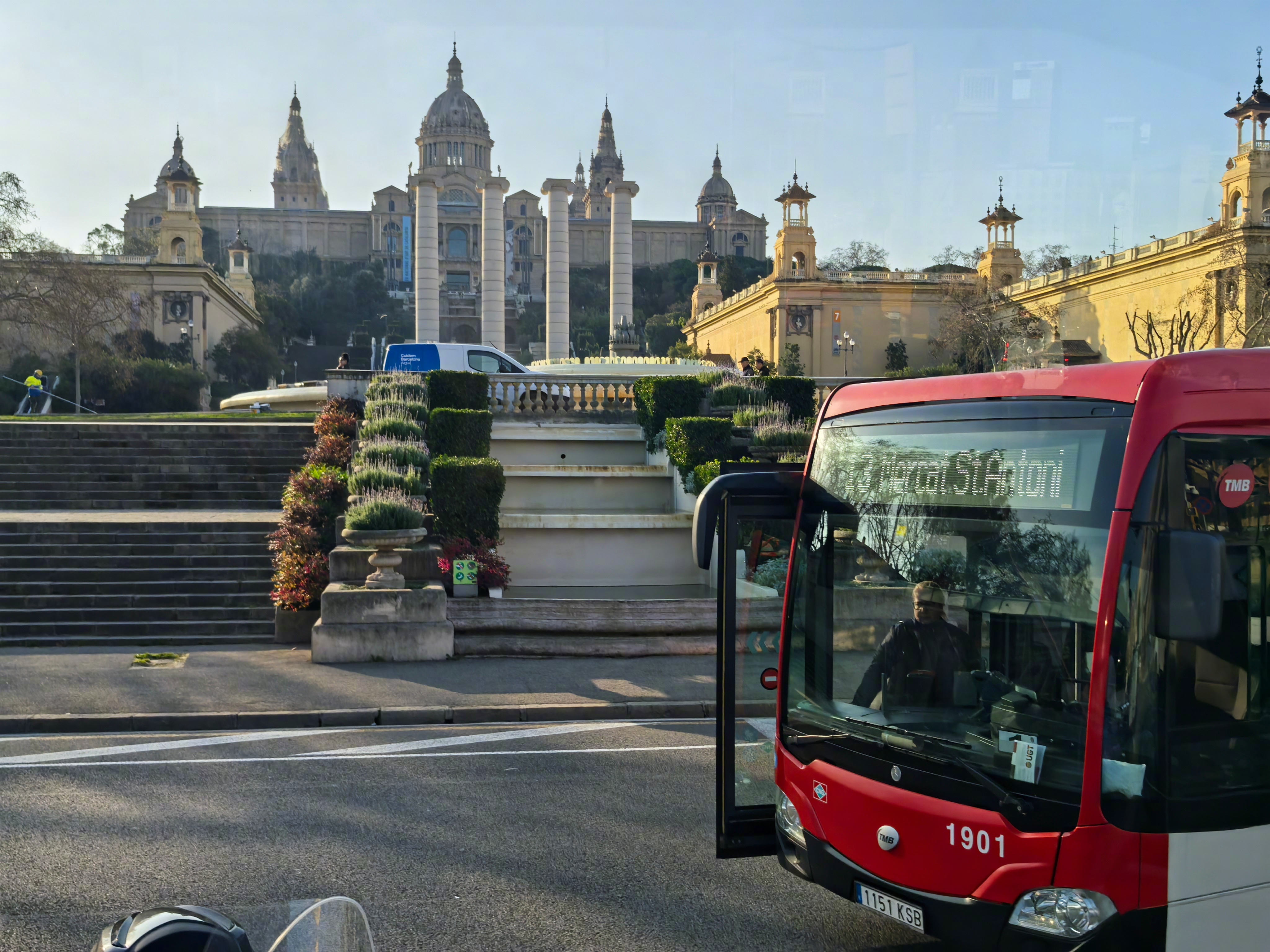 就在刚才，加泰罗尼亚国家艺术博物馆前面的十字路口，一个骑摩托的人倒下了。我在大巴