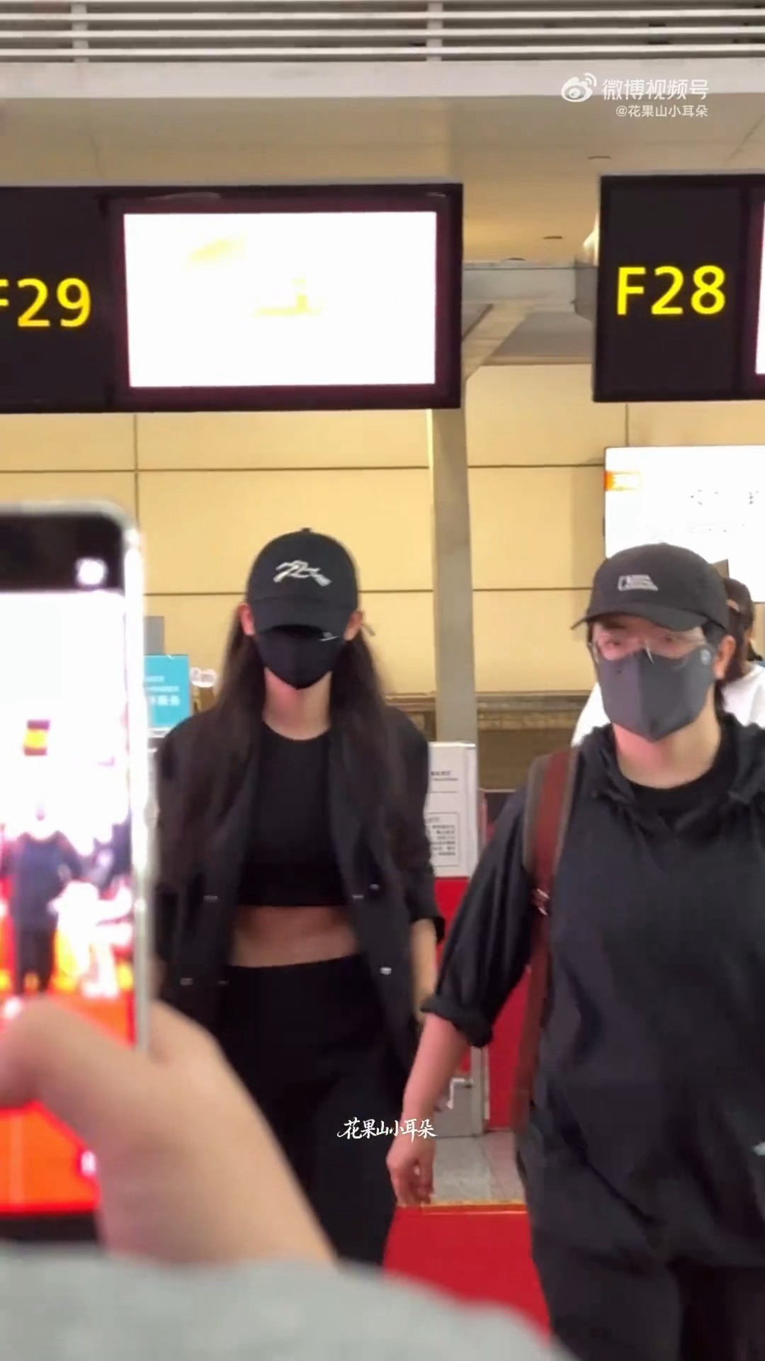 陈丽君大早上去健身房了吗为何这么早就有如此明显的腹肌