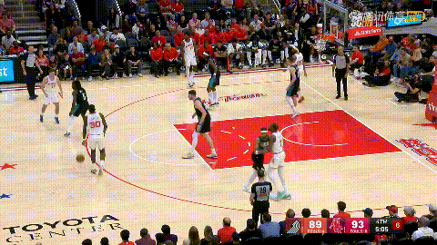 火箭老将卡佩拉真是笑死人了！在今天火箭主场迎战开拓者的比赛中，当时比赛进行到了第