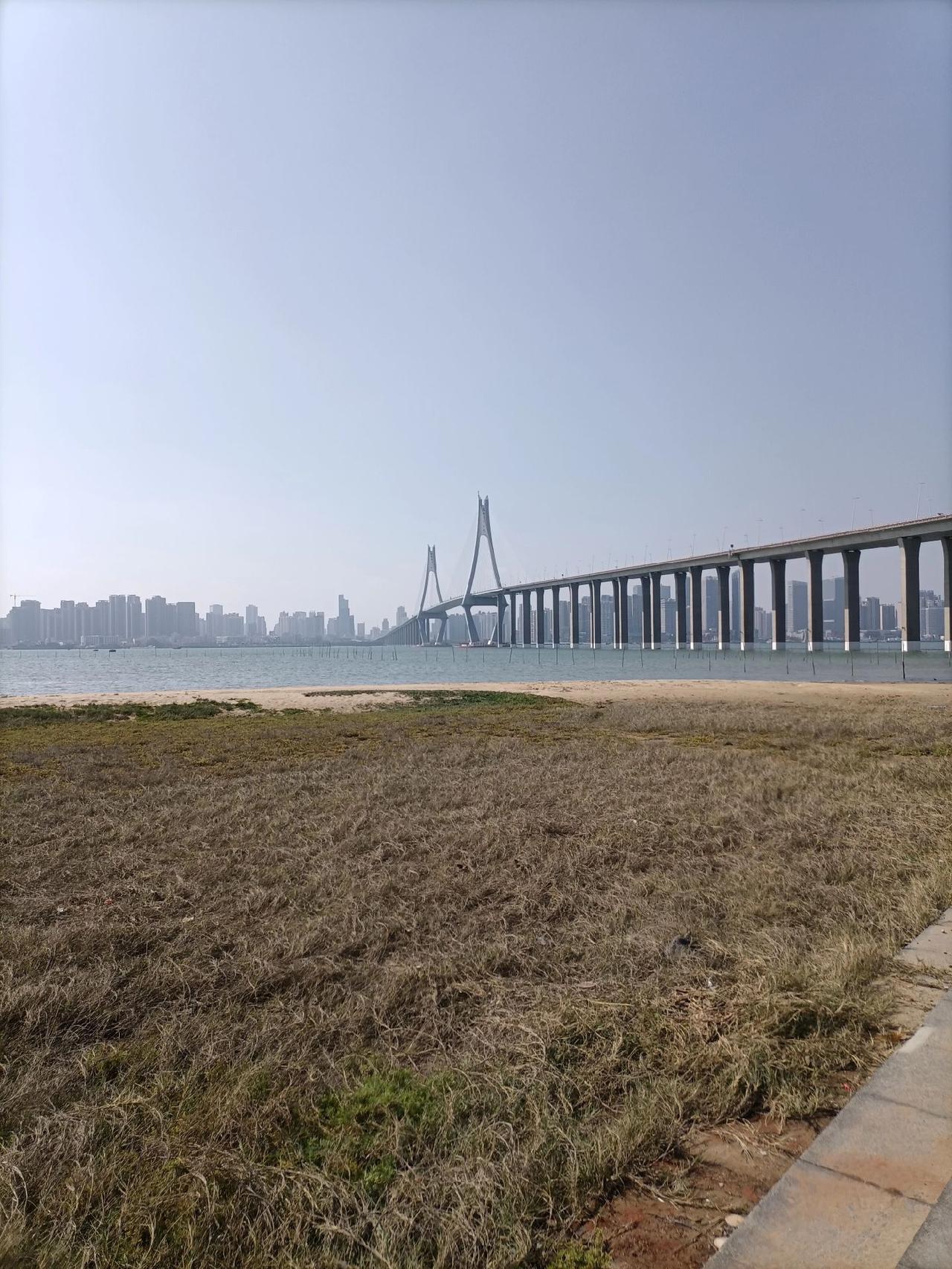 一直以为湛江是一个陆上城市，不想去了才知道湛江的海岸线超长，感觉走几天几夜都走不